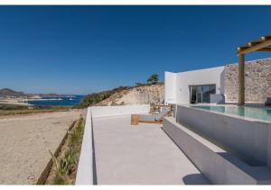 阿达玛斯Leuki Villa Milos的海滩上带游泳池的房子