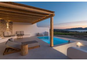 阿达玛斯Leuki Villa Milos的一座带游泳池和木屋顶的别墅