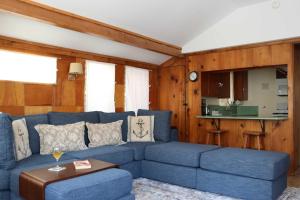 阿瓦隆Catalina Island Cottage - Walk to Main St and Beach!的一间带蓝色沙发的客厅和一间厨房
