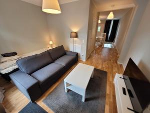 斯德哥尔摩Home Inn Gamtyr326的客厅配有沙发和桌子