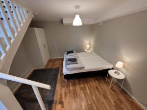 斯德哥尔摩Home Inn Gamtyr326的小房间设有床和楼梯