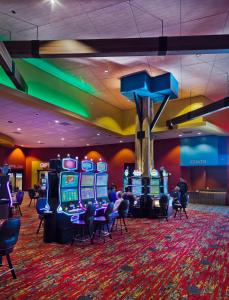 兰德Shoshone Rose Casino & Hotel的一间赌场,里面放着一堆老虎机
