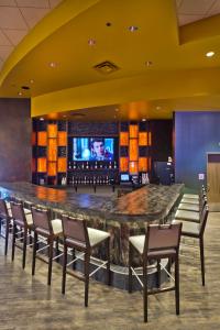 兰德Shoshone Rose Casino & Hotel的一间酒吧,内设椅子和电视
