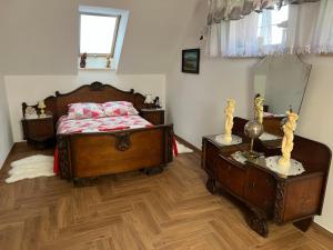 OstaszewoJaworzynka Nad Jeziorem的一间卧室配有一张床和一个带镜子的梳妆台