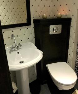 弗罗茨瓦夫Pensjonat Gogol.s的浴室配有白色水槽和卫生间。