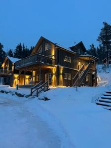 耶尔夫瑟Modern Stuga med Ski Lodge känsla的雪中的一个木屋
