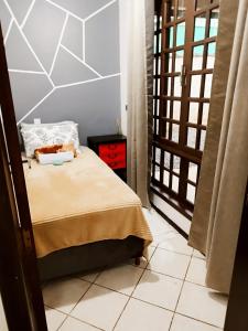 约恩维利Quarto privativo WC compartilhado的一间小卧室,配有床和窗户