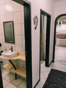 约恩维利Quarto privativo WC compartilhado的一间带水槽和镜子的浴室