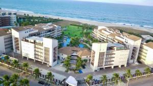 阿奎拉兹Beach Living, Frente mar, 400m do B Park com Restaurante e Toboagua的近海度假胜地的空中景致