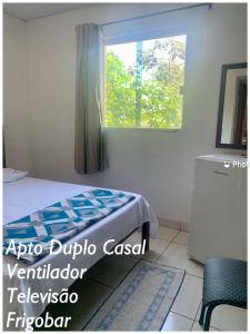 戈亚斯州上帕莱索Pousada Estrela Veadeiros的一间卧室设有一张床和一个窗口