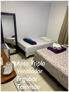 戈亚斯州上帕莱索Pousada Estrela Veadeiros的一间设有两张床和镜子的房间