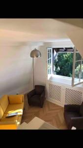 Superbe appartement vu sur paris parking gratuit的休息区