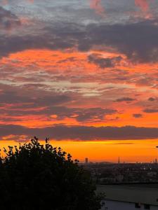 Chennevières-sur-MarneSuperbe appartement vu sur paris parking gratuit的日落,城市景观