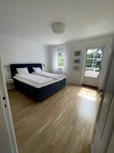 恩厄尔霍尔姆Beach House Ängelholm的一间卧室配有一张床,铺有木地板