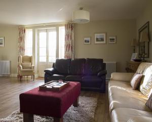 BallycassidyGate lodge at Lough Erne Golf Village的带沙发和咖啡桌的客厅