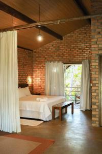 卡罗莱纳Rancho das Estrelas的一间卧室设有一张床和砖墙