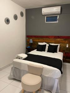 科潘玛雅遗址Hotel, Restaurante y Bar Sofmel的一间卧室配有一张大床和一把椅子