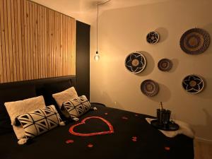 韦尔维耶Suite Marie的一间卧室,配有一张心形床