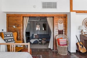 丝兰谷Desert Home Private Oasis Outdoor Space & Hot Tub的一间卧室设有一张床和一间客厅。
