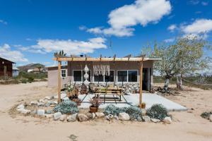 丝兰谷Desert Home Private Oasis Outdoor Space & Hot Tub的沙漠中的房子