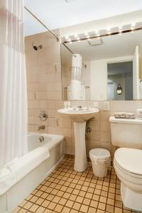 温哥华斯坦利罗斯伦套房酒店的一间带水槽、浴缸和卫生间的浴室