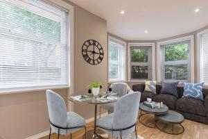 伦敦Kensington Olympia Apartment, Breakfast的客厅配有沙发和桌椅