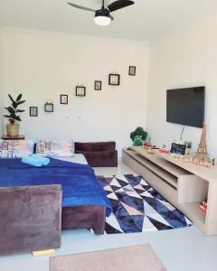 TanabiImpério D的客厅配有两张床和一台平面电视