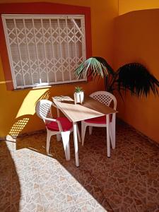 卡塔赫纳El paraíso del sol的窗户客房内的桌椅