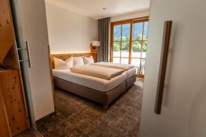 奥巴拉马高ARNIKA Garni的酒店客房设有床和窗户。