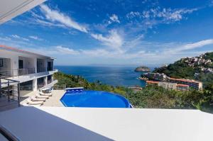 巴亚尔塔港Magnificent Villa- for 20 guests的阳台享有海景。