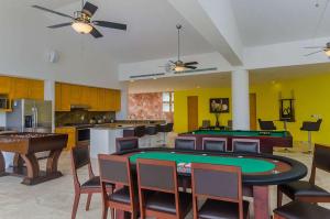巴亚尔塔港Magnificent Villa- for 20 guests的客厅配有台球桌和乒乓球桌