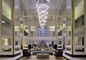 迪拜迪拜皇冠酒店的大堂设有吊灯、沙发和椅子