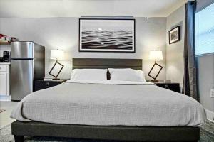 俄克拉何马城Summer Refresh-modern Comfort Near Downtown 40-4的一间卧室配有一张大床和两盏灯