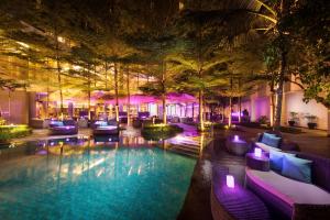 雅加达雅加达希尔顿逸林酒店 - 迪本尼格罗的紫色照明的酒店游泳池