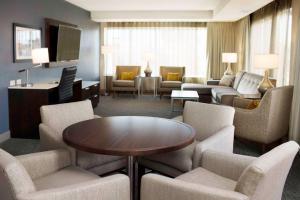 明尼阿波利斯Hilton Garden Inn Minneapolis - University Area的一间客厅,客厅内配有椅子和桌子。