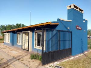 La ConsultaCasa - Quincho Tantakuy的前面有门的蓝色房子