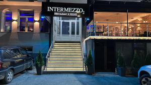 PrijepoljeIntermezzo2的商店前有楼梯的建筑