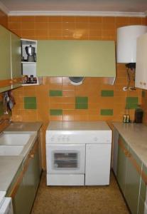 圣卡洛斯拉腊皮塔Apartamento 1ª linea de mar的厨房配有白色烤箱和水槽