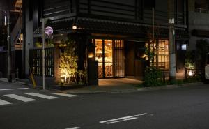 东京SAKE Bar Hotel Asakusa的城市街道上的一座建筑,有商店