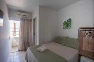 阿拉卡茹Pousada Aracaju的一间卧室配有一张床,床上有毛巾