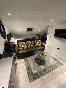 ErithUnique, Stylish, Non-smoking, Riverview Loft EnSuite for Rent的客厅配有沙发和桌子