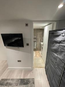 ErithUnique, Stylish, Non-smoking, Riverview Loft EnSuite for Rent的客厅设有壁挂式平面电视。