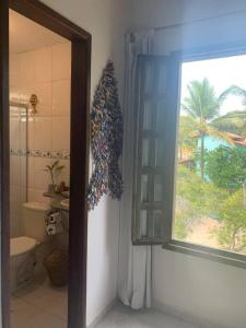 库穆鲁沙蒂巴Recanto das Cigarras的一间带窗户、卫生间和淋浴的浴室