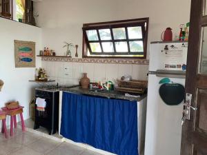 库穆鲁沙蒂巴Recanto das Cigarras的厨房配有水槽和冰箱