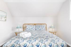 GeographeSandy Feet Retreat的一间卧室配有一张带两盏灯的蓝色和白色的床。
