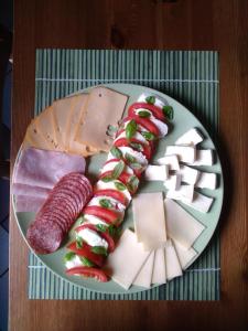 图尔诺夫伊甸图尔诺夫旅馆的桌上的盘子,包括奶酪和肉类