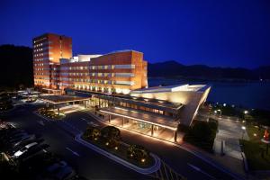 巨济Geoje Samsung Hotel的一座大型的夜间建筑,设有停车场