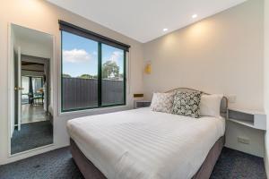 吉朗Tasman Holiday Parks - Geelong的一间卧室设有一张床和一个大窗户