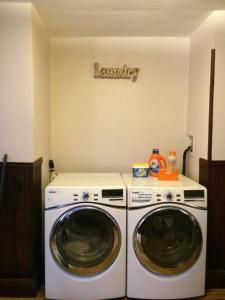 布鲁克林Garden Apartment with Private Entry的洗衣房配有洗衣机和烘干机
