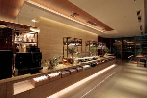 大阪Candeo Hotels Osaka Shinsaibashi的一间商店,里面装有许多产品